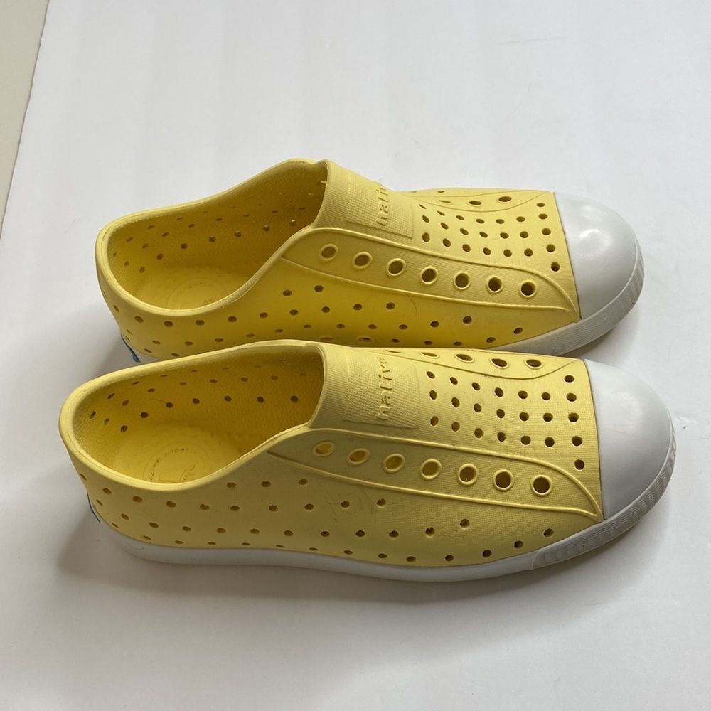 Native Jefferson Water Shoes Yellow Slip On Sneaker Shoe Size 2 - Picture 3 of 12
